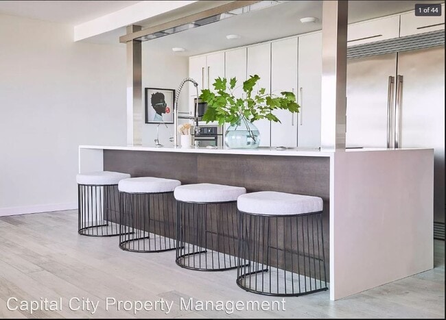 Building Photo - 700 Grand Ave