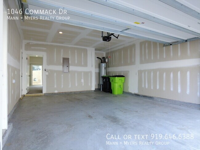 Foto del edificio - 1046 Commack Dr