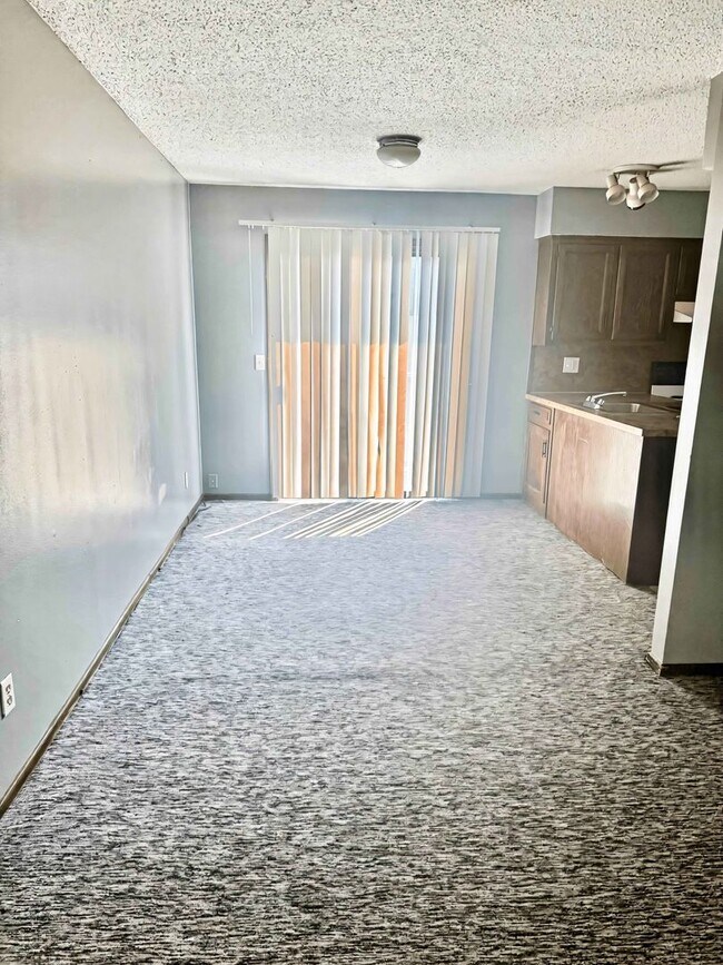 Foto del edificio - 8630 Lane Ave