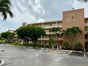 Building Photo - 4024 Newcastle B