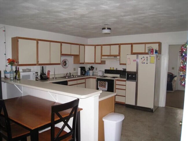 Building Photo - Blacksburg, 4BR / 2.5BA, Available for Fall Term