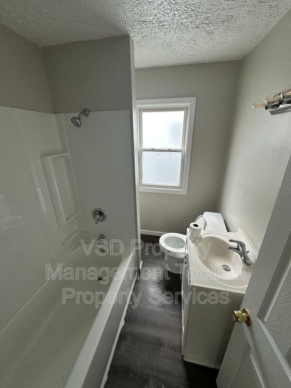 Building Photo - 13827 S Parkway Dr