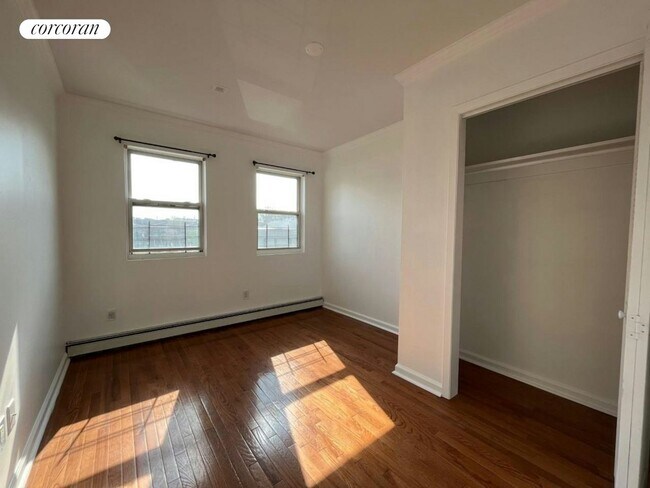 Foto del edificio - 688 Jerome St