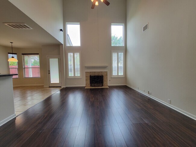 Foto del edificio - Charming & Spacious 4/BR 3/BR Home – Pet F...