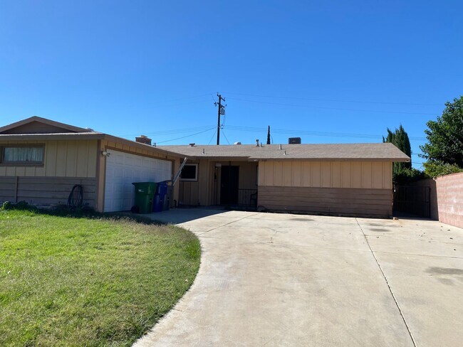 Building Photo - Palmdale 3 Bedroom