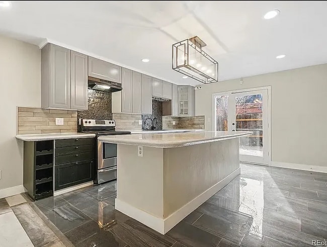 Building Photo - "Spacious 3-Bed, 2-Bath Condo Retreat in P...