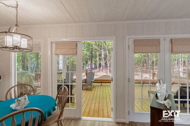 Foto del edificio - 4 Bedroom, 2 Bath Home Available on Kerr Lake with Private Dock