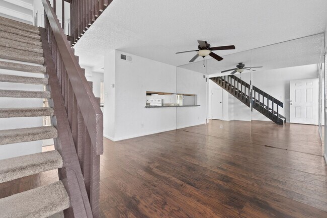Foto del edificio - 1 Bedroom Townhouse With Hardwood Flooring...
