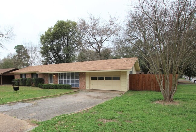 Building Photo - 3701 Appletree Ln