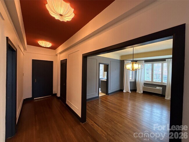 Foto del edificio - 301 W 10th St