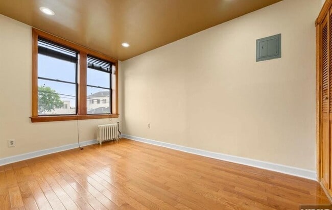 Building Photo - 523 34th St