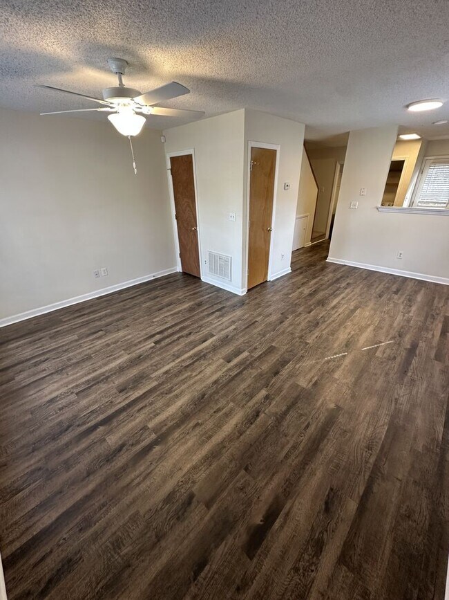 Foto del edificio - 2 Bedroom 1.5 Bathroom Townhome