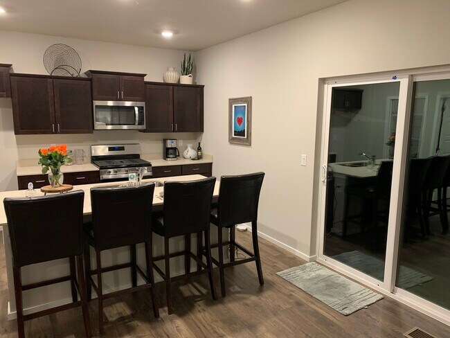 Amplia cocina totalmente equipada - 3242 N Stanley Rd