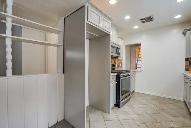 Foto del edificio - 229 N Hollywood Way