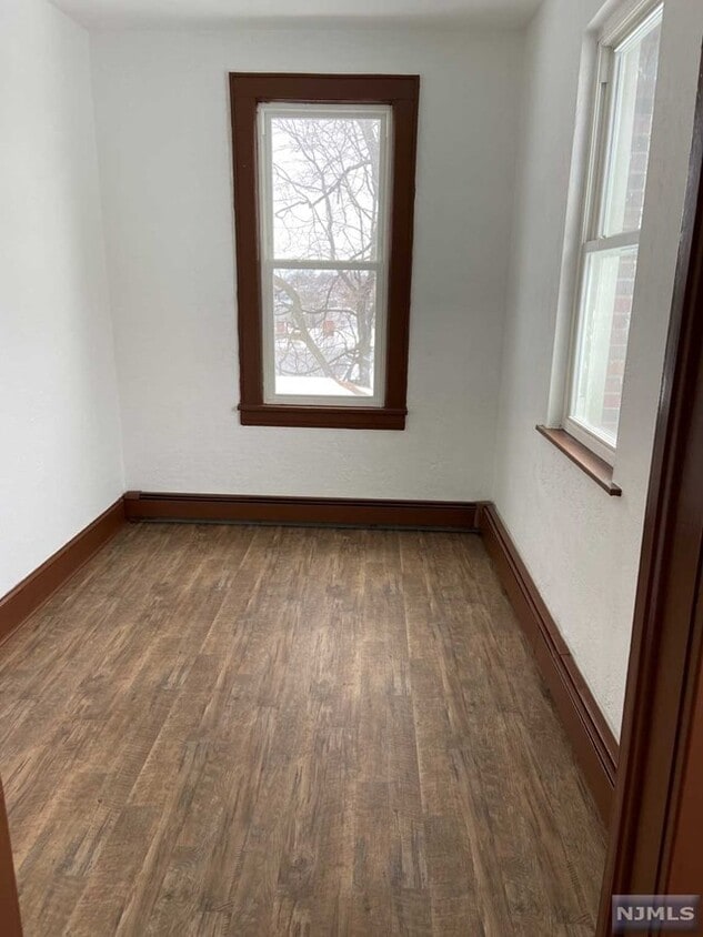 Primary Photo - 182 Farnham Ave