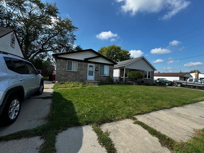 Building Photo - 3 Bed 1.5 Bath Home In Roseville