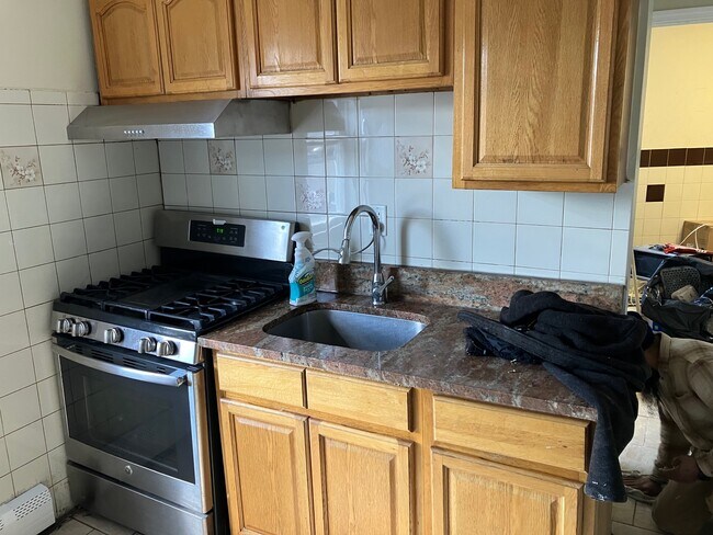 Building Photo - 302 Maple Ave