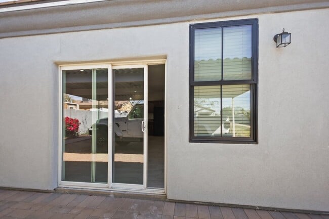 Building Photo - Great Location in Glendale