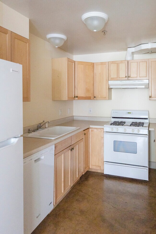 kitchen - 816 Lake St