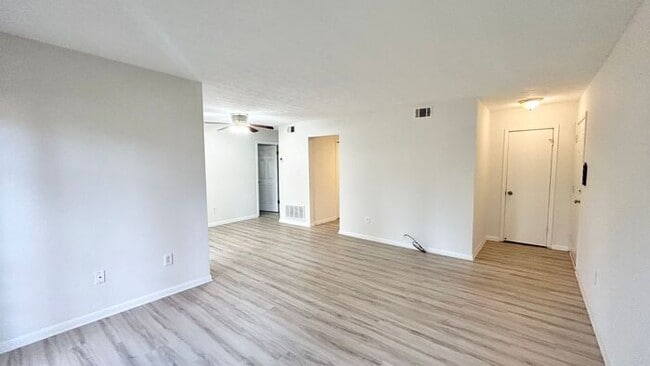 Building Photo - North Atlanta 1 Bed-1 Bath Condo, LVP Hardwoods, Sunroom/Office, Available Mid-July!