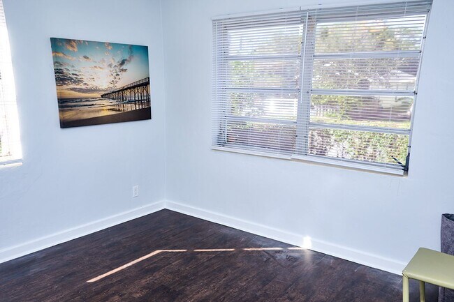 Building Photo - 126 S E St