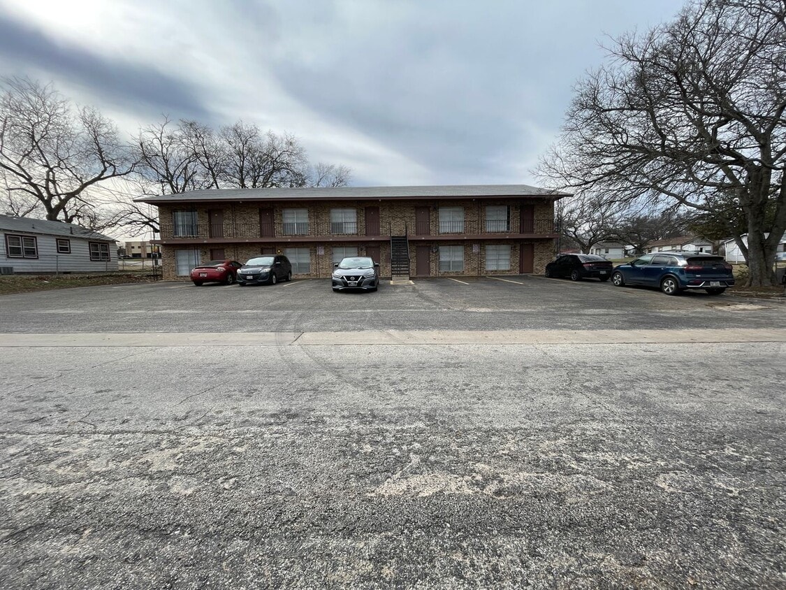 Primary Photo - 201 W Lincoln Ave