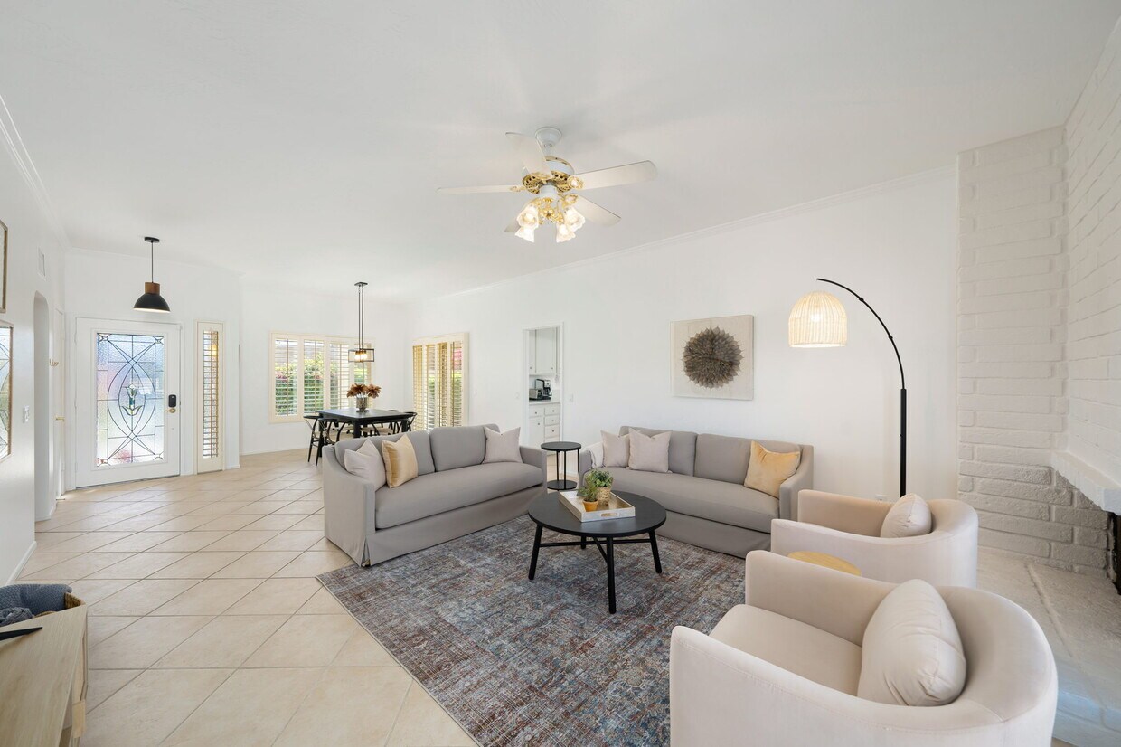 Living area - 44329 Venice Ct
