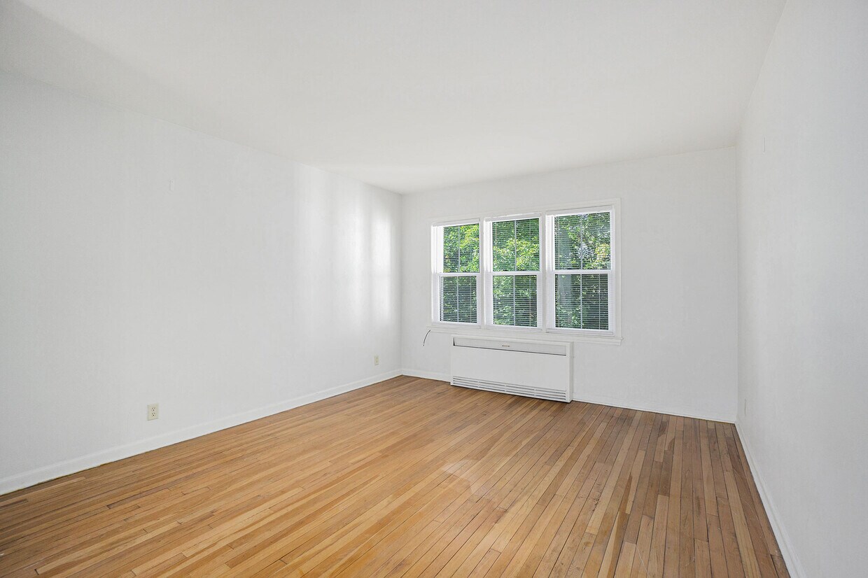 Primary Photo - 2025 Bronson Blvd