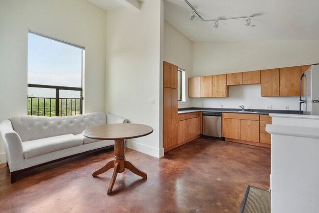kitchen/breakfast nook - 911 Keith Ln