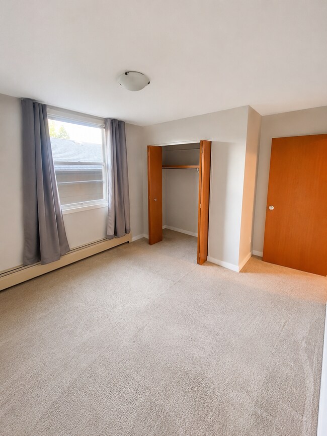 Building Photo - 2024-2035 35 Ave SW