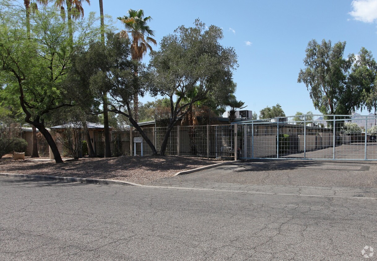 Primary Photo - 3001-3047 E Blacklidge Dr