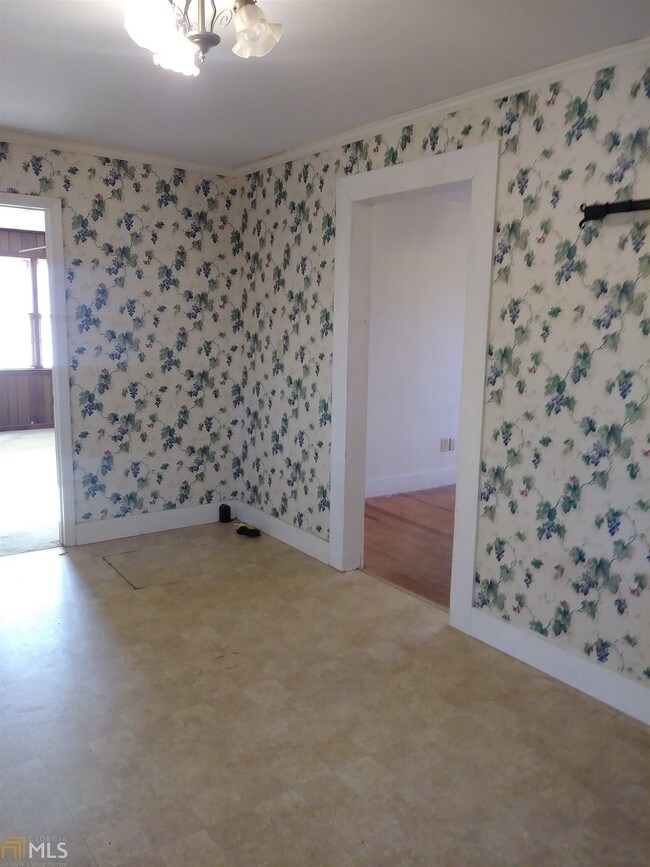 Building Photo - 122 Willow St