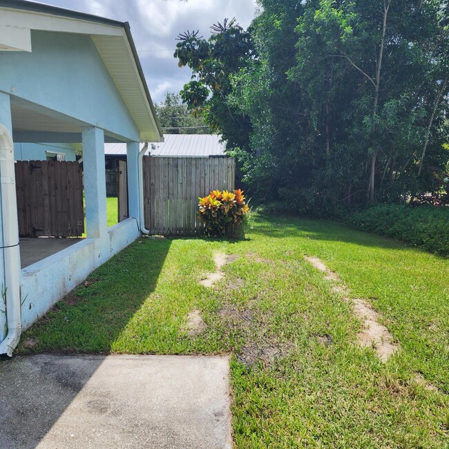 Foto del edificio - 728 SW 36th Terrace