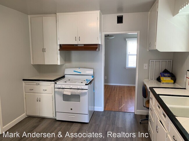 Building Photo - 3 br, 1 bath House - 720 W. Gladstone