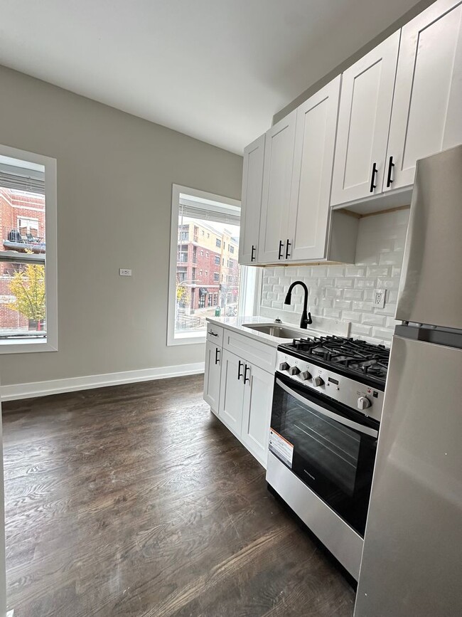 Building Photo - Perfect Studio in the heart of Logan Square