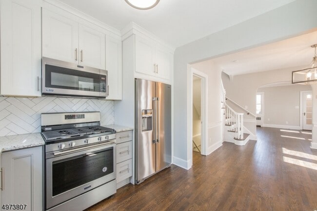 Building Photo - 57 Oakridge Ave