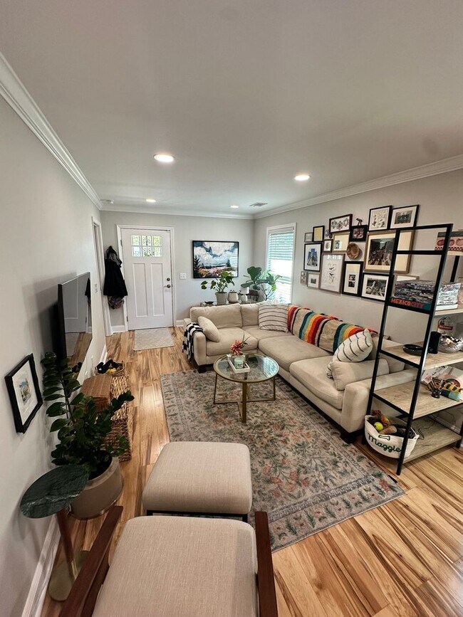 Foto del edificio - Classic Savannah Cottage with Modernized Interior, Fully Fenced Backyard