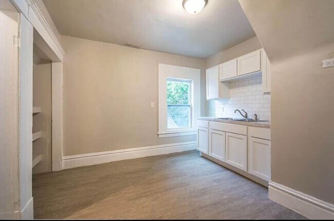 Building Photo - 404 10th St NW