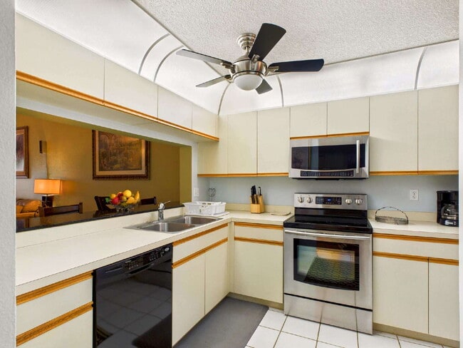 Foto del edificio - Furnished 2BR/2BA Lakefront Condo – 12-Mon...