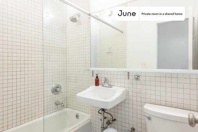 Foto del edificio - Private bedroom in 3 bed/2 bath Home