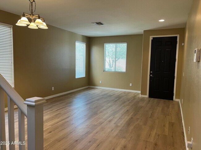 Foto del edificio - 6734 W Blackstone Ln