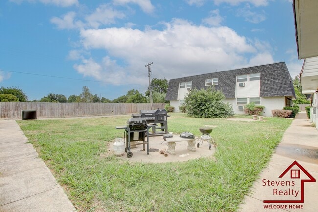 Building Photo - 2110 NW Lindy Ave