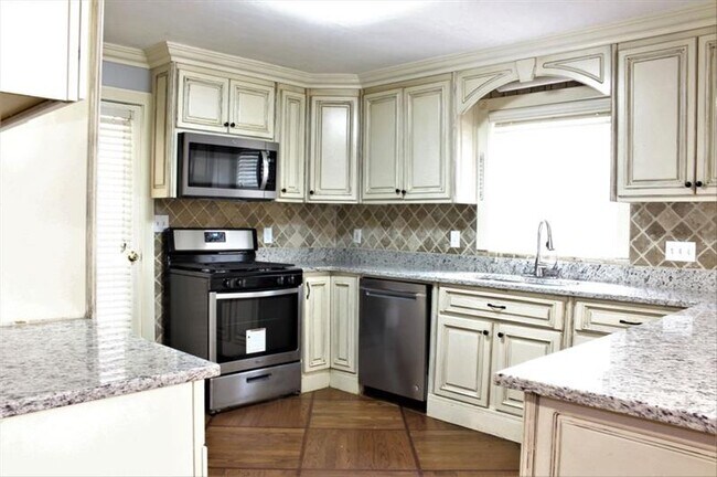 Foto del edificio - 1558 Collins Hill Rd