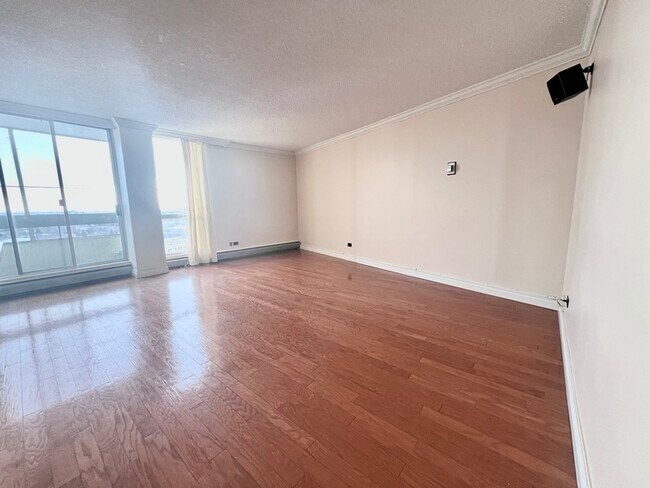 Photo du bâtiment - 10883 Saskatchewan Dr NW