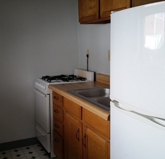 Full size kitchen - 756 N Ogden St