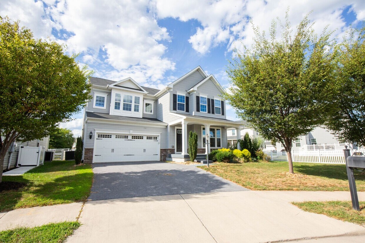 Foto principal - 5 Bed, 4.5 Bath Single Family Home in Step...