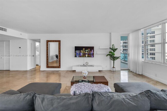 Foto del edificio - 5101 Collins Ave