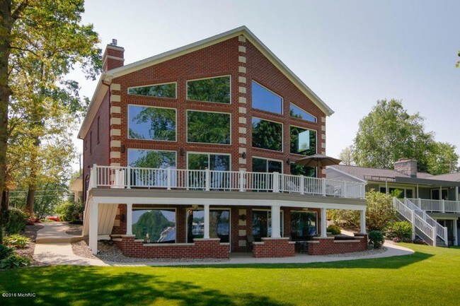 Foto del edificio - Luxury Lake Living