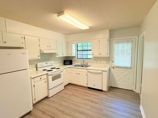 Foto del edificio - Affordable 2-Bedroom Duplex