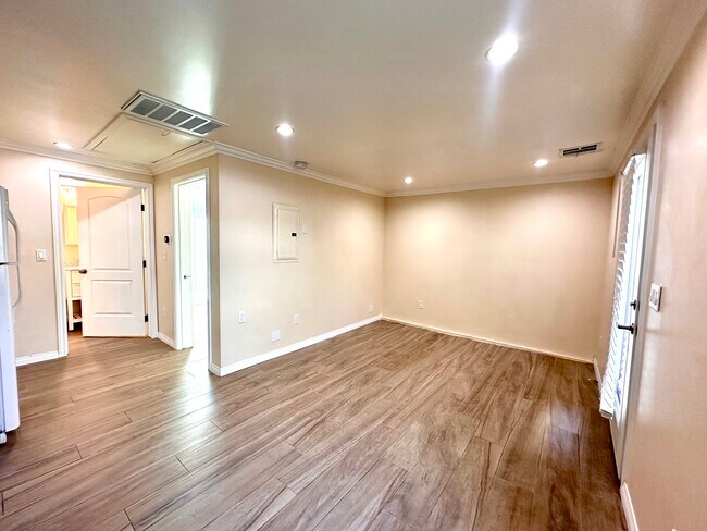 Foto del edificio - 5225 Strohm Ave